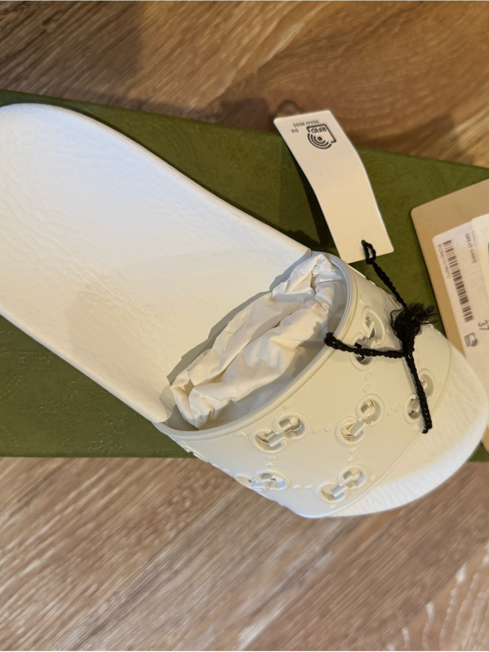 Gucci rubber White Women's Logo-Detail Slide Sandals